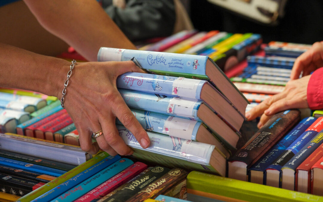 Bücherspende für die Montessori-Schule Idstein.