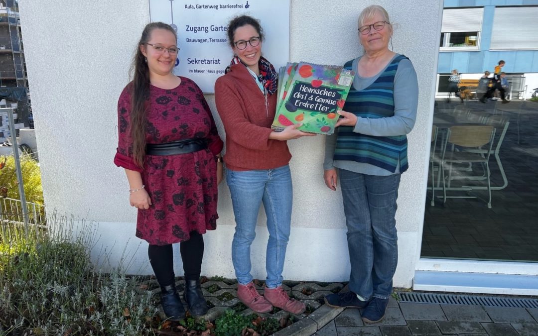 „Erdretter“ und „freiTag“ spenden Saisonkalender an Montessori-Schule Idstein