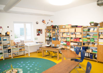 Gruppenraum mit Montessori-Entwicklungsmaterial