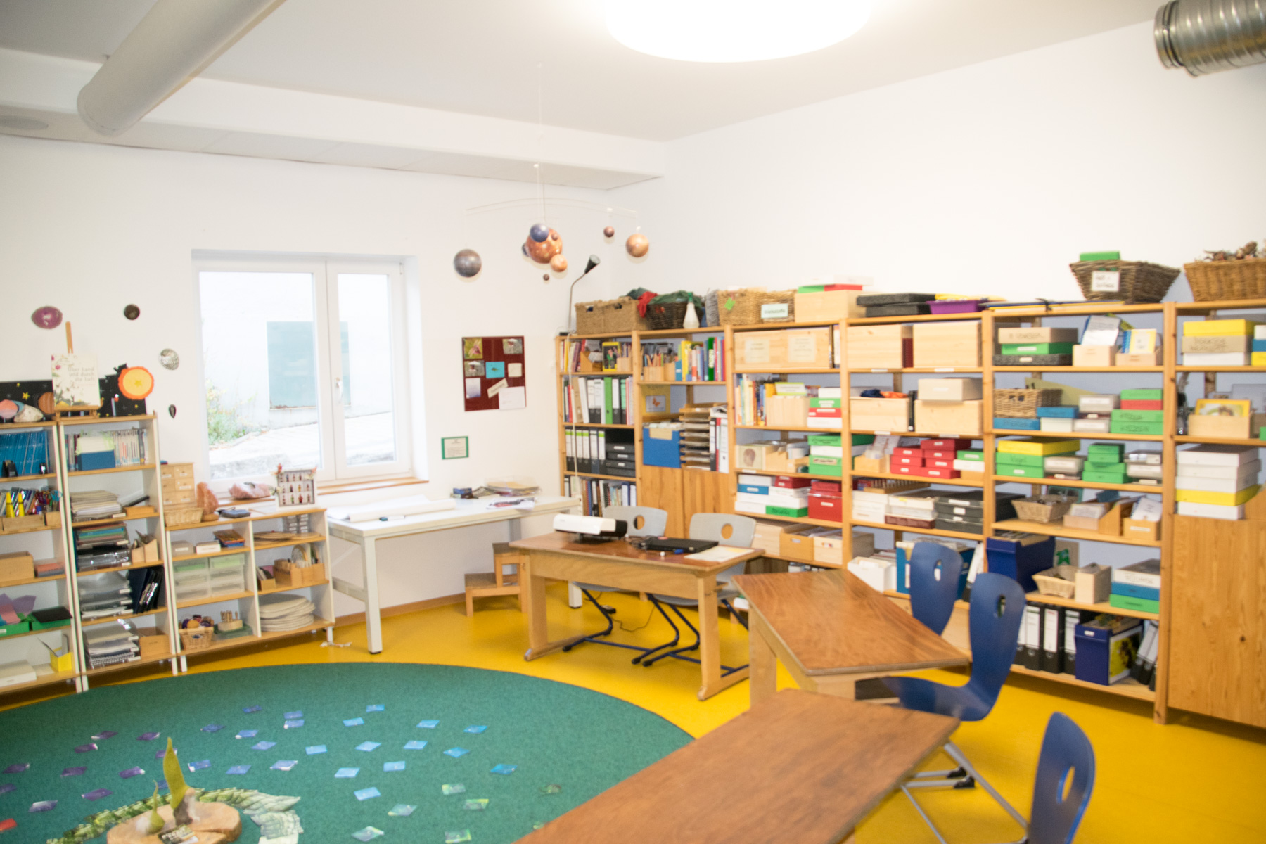 Gruppenraum mit Montessori-Entwicklungsmaterial